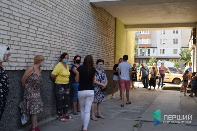 У Луцьку виник конфлікт між мешканцями багатоповерхівки та власницею приміщення, де хочуть відкрити офіс