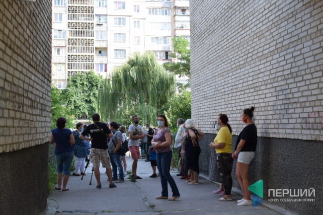 У Луцьку виник конфлікт між мешканцями багатоповерхівки та власницею приміщення, де хочуть відкрити офіс
