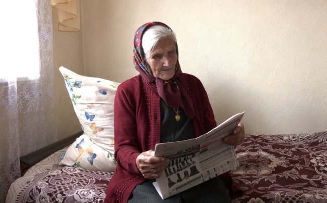Столітня волинянка читає газети, годує курей і пере одяг руками. ВІДЕО