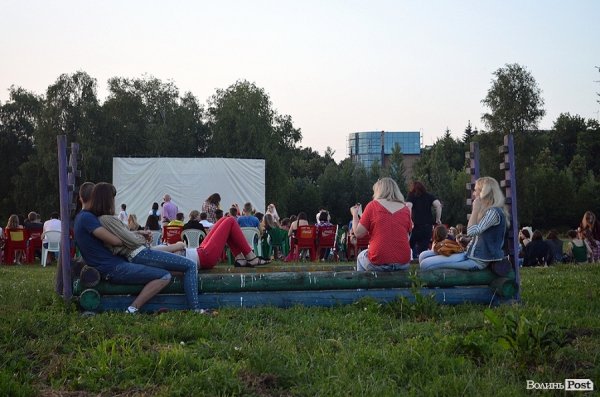 Дві сотні лучан дивилися кіно просто неба. ФОТО