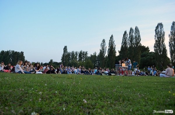 Дві сотні лучан дивилися кіно просто неба. ФОТО