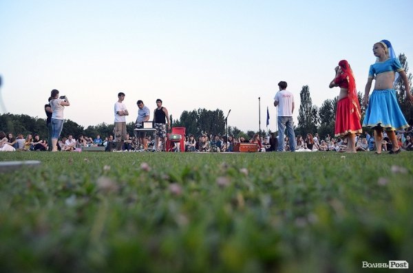 Дві сотні лучан дивилися кіно просто неба. ФОТО