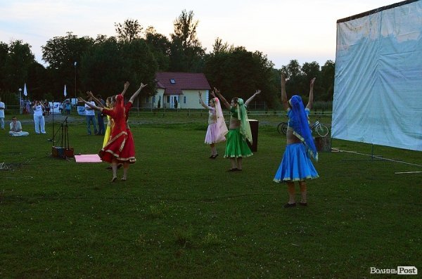 Дві сотні лучан дивилися кіно просто неба. ФОТО