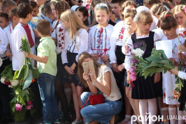 Волинські випускники зворушливо подякували вчительці