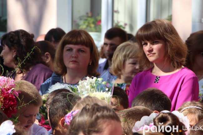 Волинські випускники зворушливо подякували вчительці