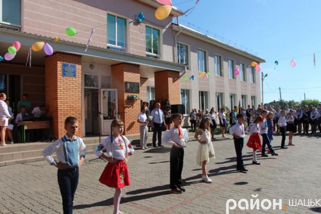 Волинські випускники зворушливо подякували вчительці