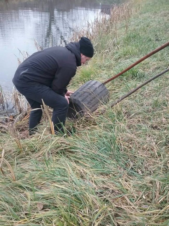 Муніципали показали, як виловлювали смітники з канави. ФОТО
