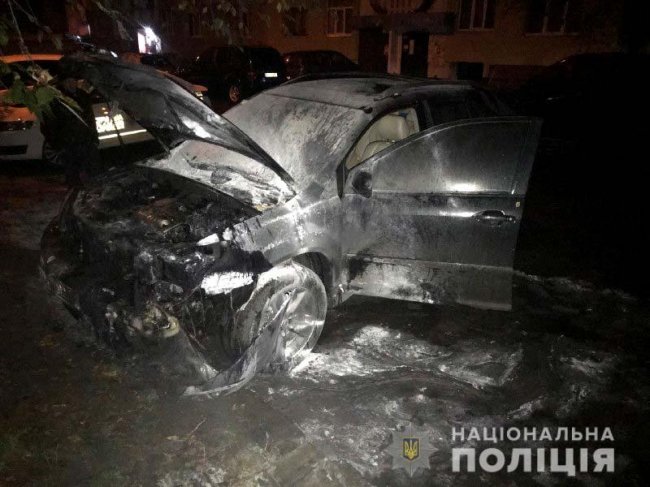 У Рівному молодик підпалив  Lexus  і ледь не згорів сам. ФОТО