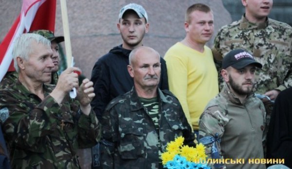 Лучани провели добровольців на війну. ФОТО