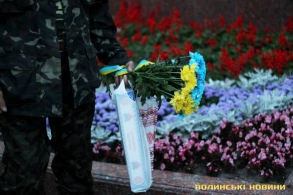 Лучани провели добровольців на війну. ФОТО