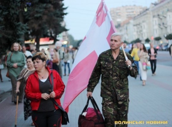 Лучани провели добровольців на війну. ФОТО