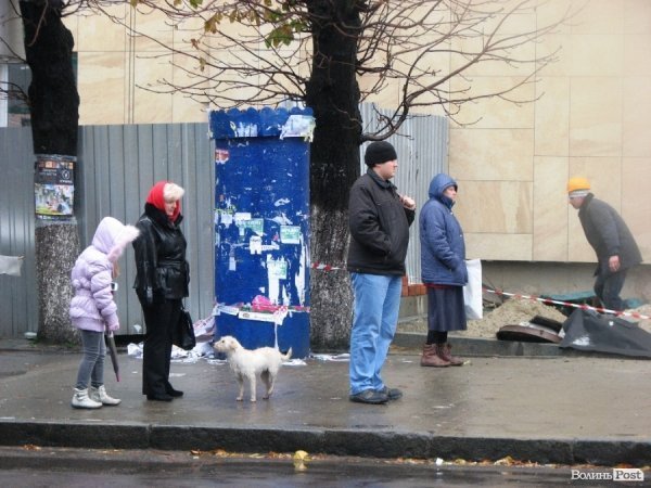 Ближче до обіду з тумби, що біля ЦУМу таки поздирали агітпродукцію. Поздирали і залишили валятися поруч