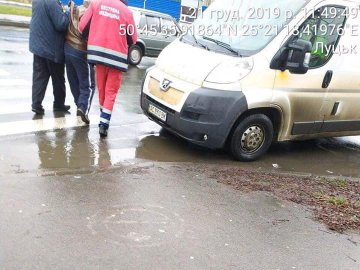 У  Луцьку муніципали знайшли чоловіка, який перебував в автомобілі без свідомості