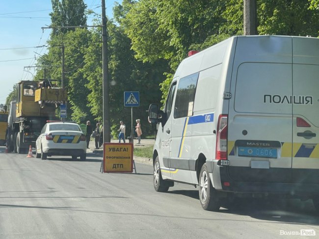 У Луцьку будівельний кран збив маму з немовлям