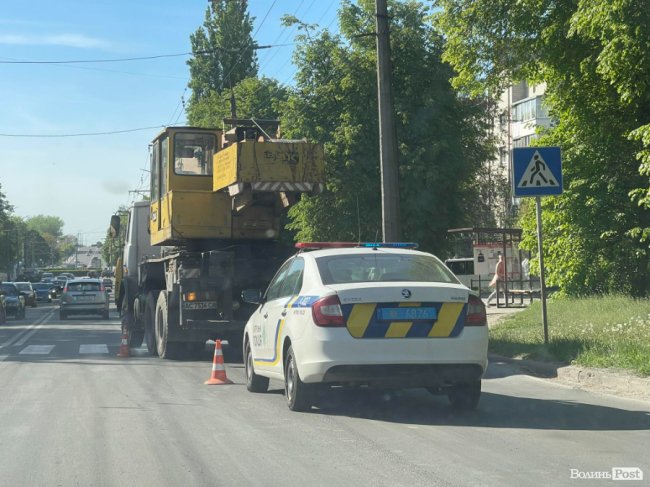 У Луцьку будівельний кран збив маму з немовлям