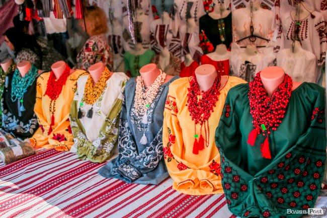 Народні розваги і море людей: в центрі Луцька «гуляє» етнофестиваль. ФОТО 