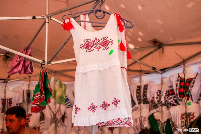 Народні розваги і море людей: в центрі Луцька «гуляє» етнофестиваль. ФОТО 