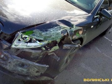 У центрі Луцька два авто влупилися лоб в лоб. ФОТО