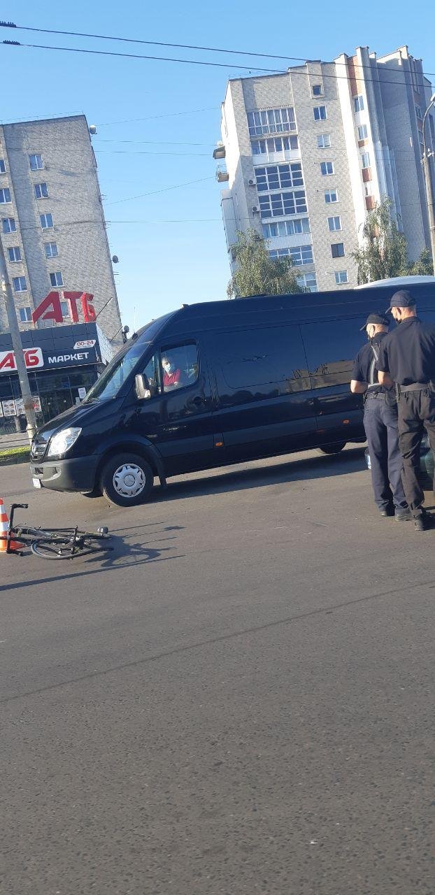 У Луцьку біля Північного ринку автівка збила велосипедиста. ФОТО