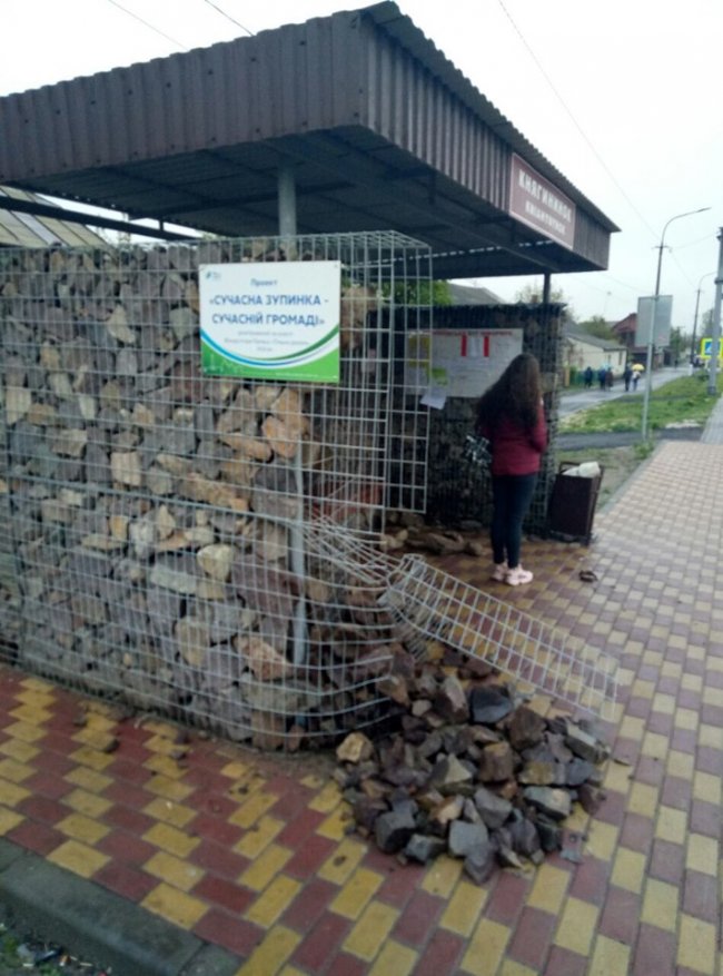 У селі під Луцьком автомобіль збив знак та влетів у зупинку. ВІДЕО
