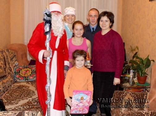 У Ковелі дітям правоохоронців, що служать на Сході, подарували новорічне свято. ФОТО