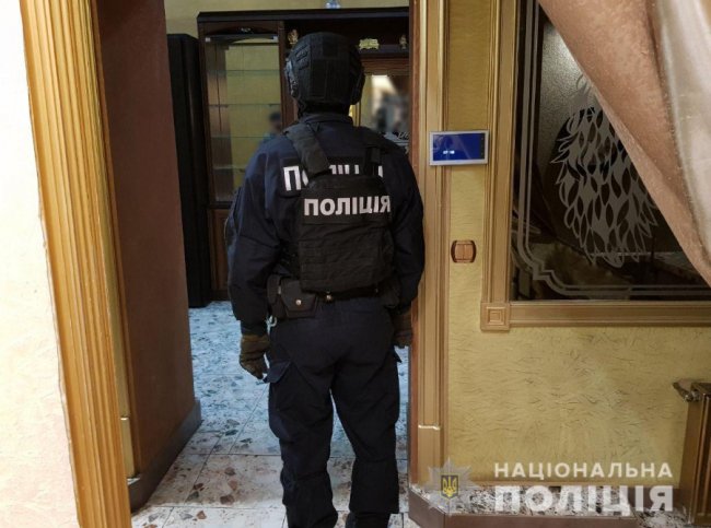 Клієнти платили до 10 тисяч гривень: деталі обшуку в салоні інтимних послуг «Юнона» у Луцьку. ФОТО. ВІДЕО