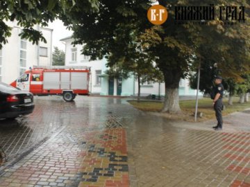 У Володимирі-Волинському замінували міськраду: працівників евакуювали. ФОТО