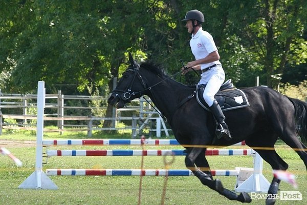 Красуні-вершниці і козаки-екстремали: у Луцьку пройшли кінно-спортивні змагання. ФОТО