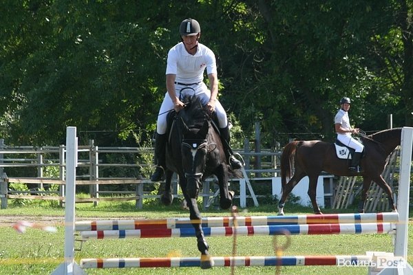 Красуні-вершниці і козаки-екстремали: у Луцьку пройшли кінно-спортивні змагання. ФОТО