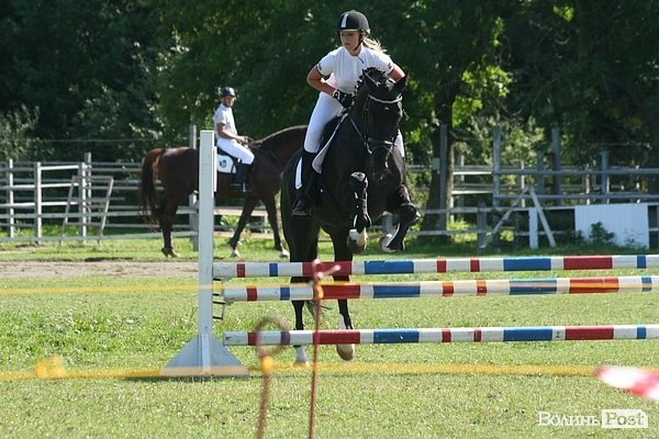 Красуні-вершниці і козаки-екстремали: у Луцьку пройшли кінно-спортивні змагання. ФОТО