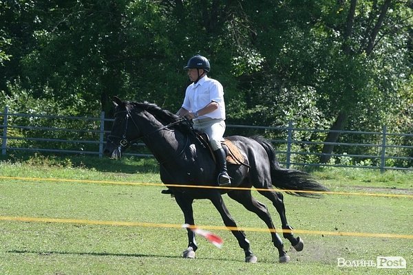 Красуні-вершниці і козаки-екстремали: у Луцьку пройшли кінно-спортивні змагання. ФОТО