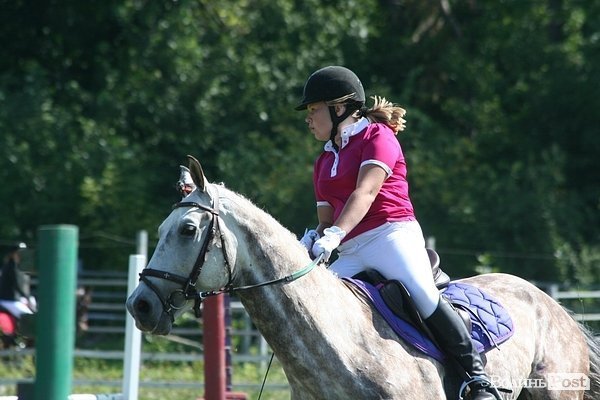 Красуні-вершниці і козаки-екстремали: у Луцьку пройшли кінно-спортивні змагання. ФОТО