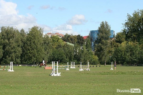 Красуні-вершниці і козаки-екстремали: у Луцьку пройшли кінно-спортивні змагання. ФОТО