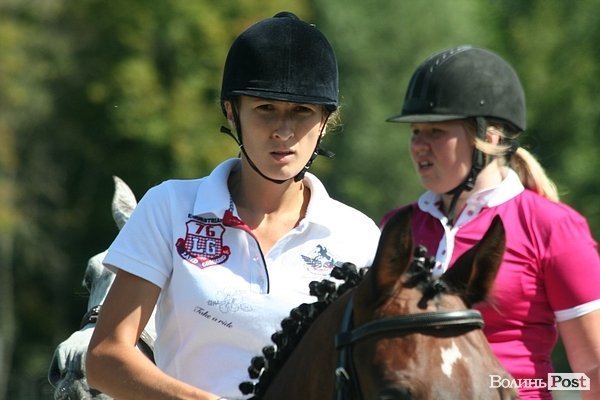 Красуні-вершниці і козаки-екстремали: у Луцьку пройшли кінно-спортивні змагання. ФОТО
