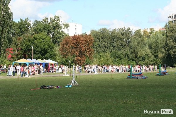 Красуні-вершниці і козаки-екстремали: у Луцьку пройшли кінно-спортивні змагання. ФОТО