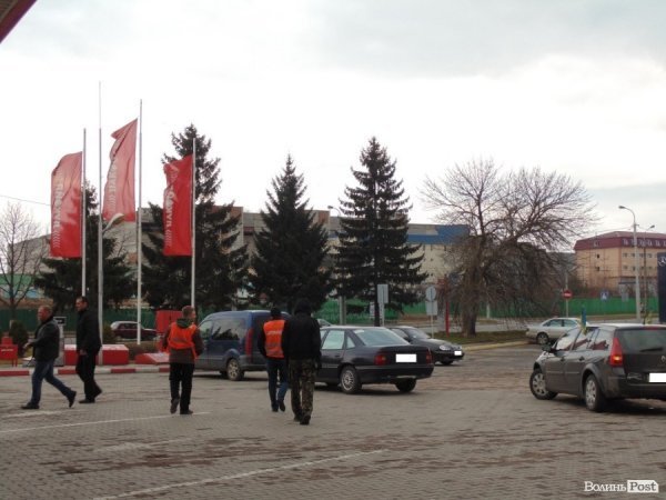 У Луцьку революціонери «блокували» російський «Лукойл». ФОТО. ВІДЕО