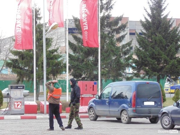 У Луцьку революціонери «блокували» російський «Лукойл». ФОТО. ВІДЕО