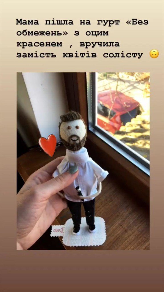 Відома луцька лялькарка зробила м'яку копію соліста гурту «Без Обмежень»