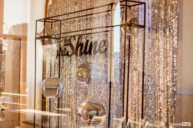 Бенкет, лімузини та королівські наряди: у Луцьку організували  свято для людей з інвалідністю. ФОТО