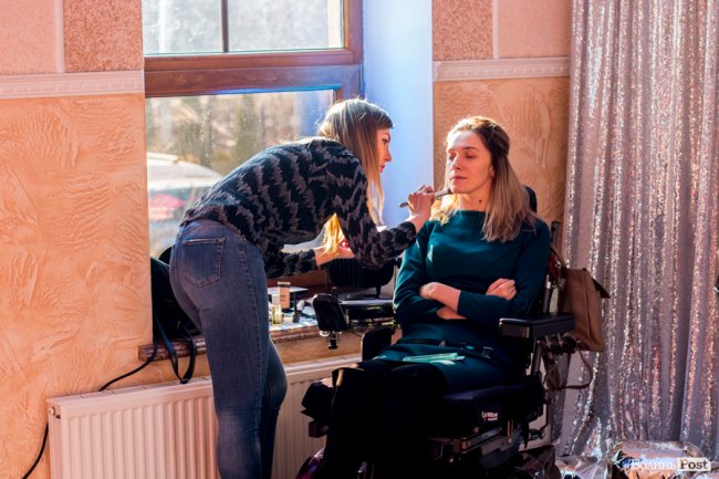 Бенкет, лімузини та королівські наряди: у Луцьку організували  свято для людей з інвалідністю. ФОТО