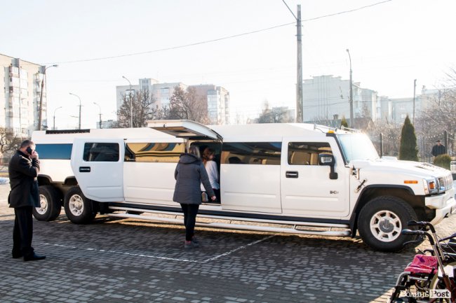 Бенкет, лімузини та королівські наряди: у Луцьку організували  свято для людей з інвалідністю. ФОТО