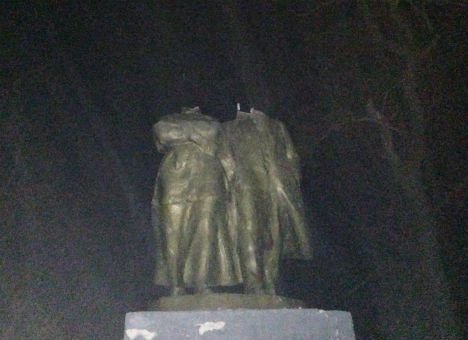 На Полтавщині Леніну відірвали голову. ФОТО