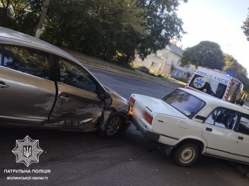 У Луцьку п'яний водій ВАЗ влетів в автівку, а потім – в дерево. ФОТО