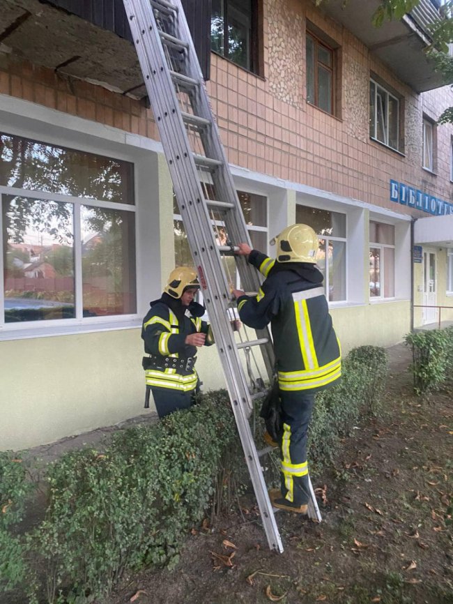 У Луцьку із зачиненої квартири визволили немовля та дворічну дитину. ФОТО