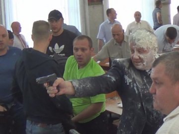 На сесії міськради у Нікополі – стрілянина. ФОТО