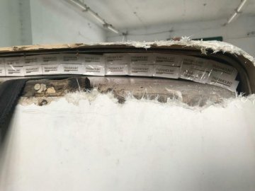 Контрабандні цигарки умільці заховали у подвійній стелі буса. ВІДЕО