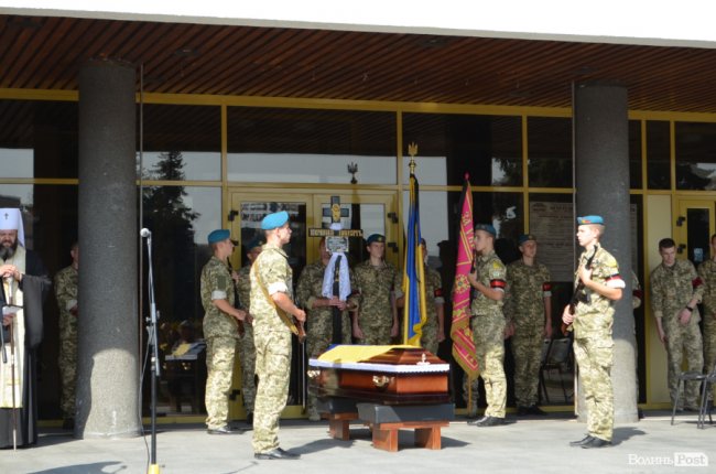 «Був сміливим, добрим і завжди допомагав»: у Луцьку попрощалися з Героєм Юрієм Лавренчуком. ФОТОРЕПОРТАЖ