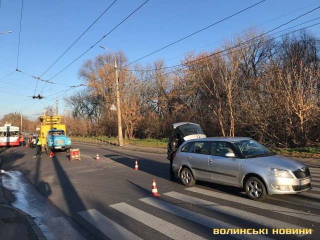 У Луцьку обірвалась контактна мережа тролейбуса і впала на автомобіль