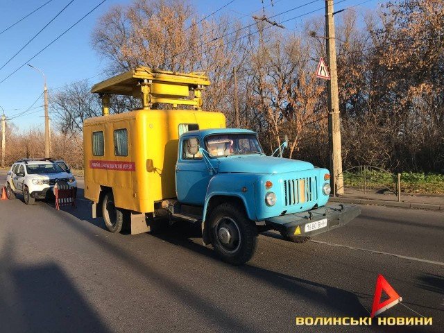 У Луцьку обірвалась контактна мережа тролейбуса і впала на автомобіль