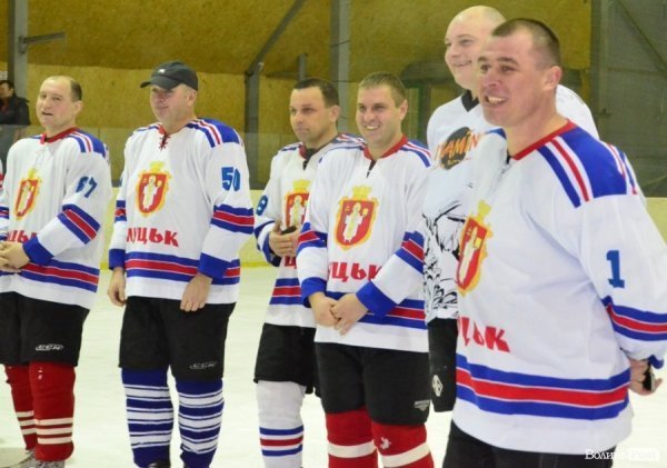 За підтримки УДАРу на Волині визначили кращих хокеїстів. ФОТО*